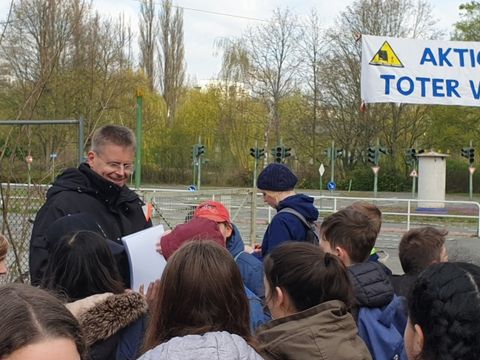 Bezirksstadtrat Dollase im Gespräch mit den Kindern bei der Aktion Toter Winkel, rechts als Vertreter der Senatsverwaltung für Bildung, Jugend und Familie, Harald Petters. (Bild: BA Reinickendorf)