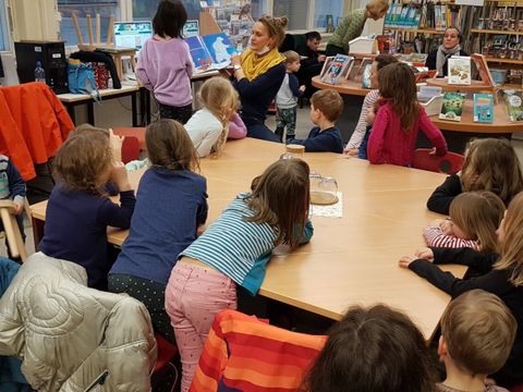 Gemeinsames Erlebnis bei der Vorlesestunde von Lesewelt Berlin e.V.