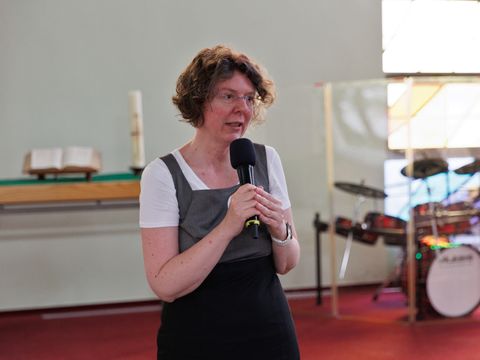 Die Reinickendorfer Bezirksstadträtin Korinna Stephan spricht auf dem Fachtag Nachhaltige Erneuerung im Märkischen Viertel am 26.6.2025