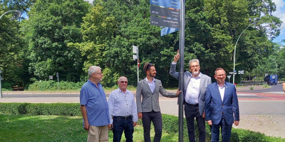 Delegation am Olomouc-Wegweiser