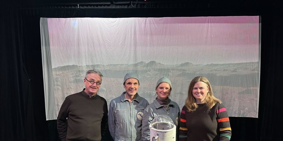 Fachbereichsleiter Kultur und Geschichte und Kurator Stéphane Bauer, Theatermacher*innen Rudolf Schmid und Solveig Frank gemeinsam mit Bezirksbürgermeisterin Clara Herrmann im Bühnenbild des "Fliegenden Theaters"