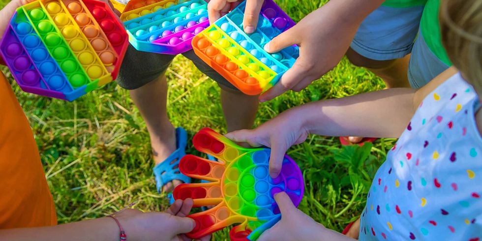 Kinder spielen auf einer Wiese