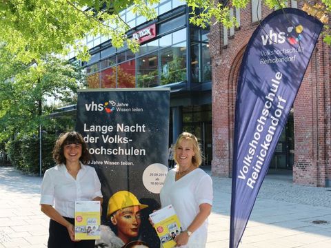 v.l.n.r. Frau Roggenhofer, Leiterin des Amtes für Weiterbildung und Kultur im Bezirksamt Reinickendorf und Frau Bezirksstadträtin Schultze-Berndt (Bild: Steffen Cyrus )