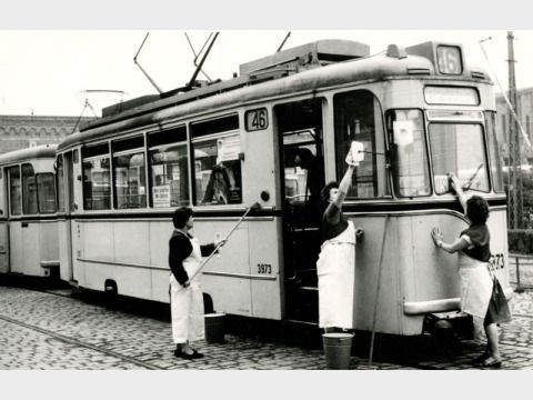 „Die sozialistische Brigade ‚Geschwister Scholl‘ im Sondereinsatz“ am 1. August 1967 (Bild: Museum Pankow / Quelle: Historisches Archiv der BVG)