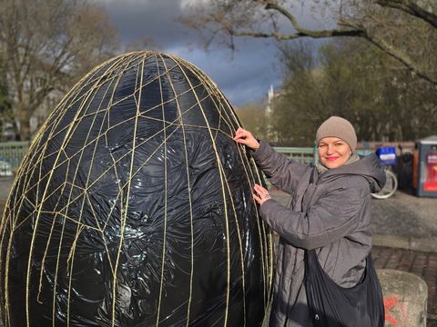 Katrya Gamolina und das Strick-Ei auf der Admiralbrücke