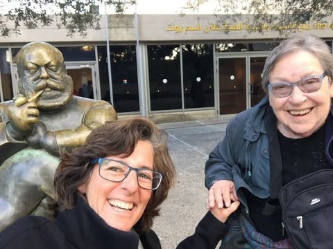 Jill Levenfeld und Irene Grumach-Shirun lächeln strahlend in die Kamera