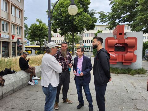 Gesundheitsstadtrat Uwe Brockhausen mit dem Team von Horizonte gGmbH im Gespräch beim Aktionstag gegen Hitze am Kurt-Schumacher-Platz. (Bild: BA Rdf)