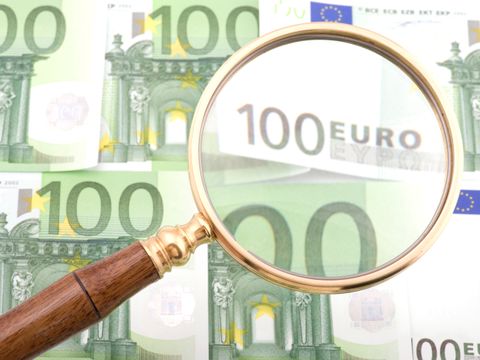 Lupe über 100 Euroscheinen