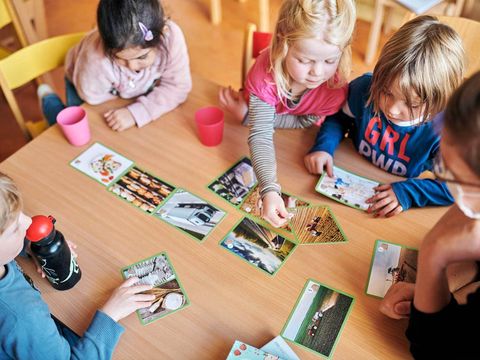 Bis-auf-den-letzten-Kruemel-kita-kinder-schauen-fotos-an