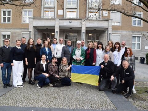 Bezirksbürgermeisterin Stefanie Remlinger empfing eine ukrainische Delegation vor dem Rathaus Tiergarten.