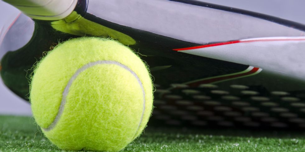 Tennisball mit Schläger