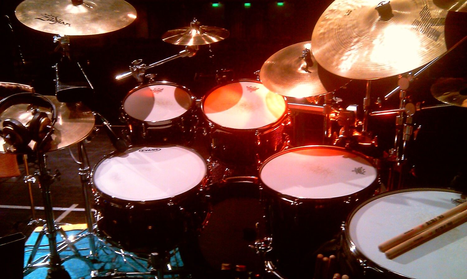 modernes Drumset auf einer Bühne