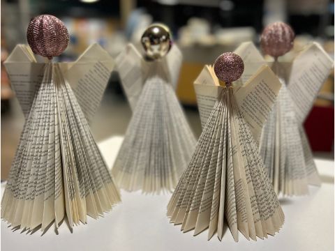 aus Büchern gefaltete Engel