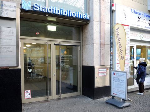 Vor dem Eingang der Bettina-von-Arnim-Bibliothek