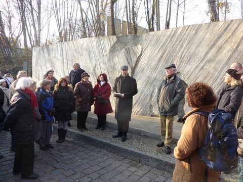 Am Mahnmal des Berliner Senats, 12.11.2011, Foto: KHMM