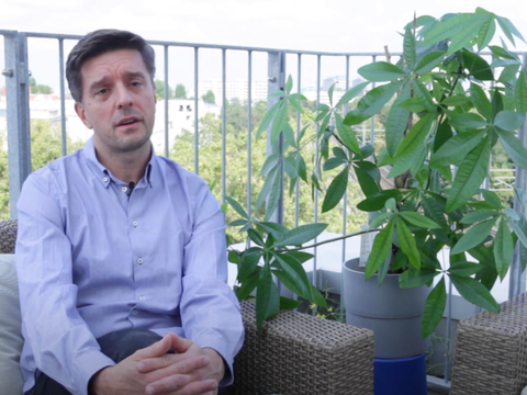 Enrico sitzt auf einer Couch auf einer Terrasse