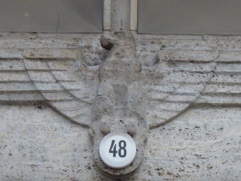 Reichsadler über der Eingangstür zum Finanzamt Charlottenburg, 7.12.2011, Foto: KHMM