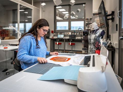 Frau an Schneidetisch