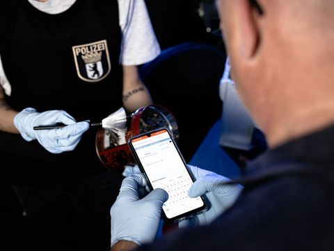 Ermittler beim Sichern von Spuren