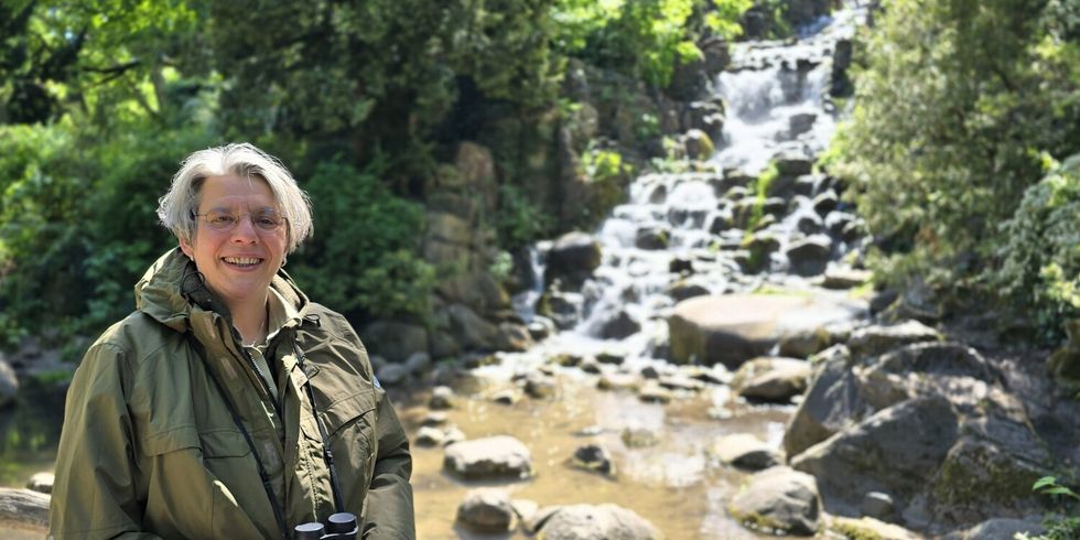 Stadtnatur-Rangerin Kristina Roth am Kreuzberger Wasserfall