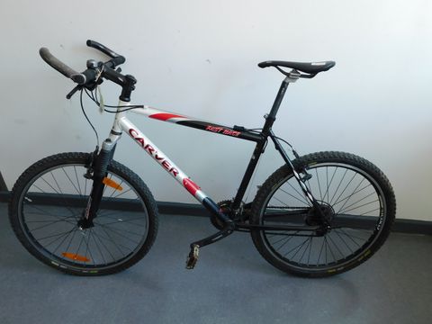 Schwarz-weiß-rotes Herrenfahrrad