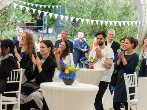 Klatschende Menschen in einer Gruppe
