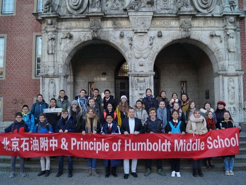 Gemeinsames Gruppenfoto vor dem Rathaus. (Bild: BA Reinickendorf)