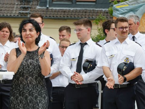 Bürgermeisterin Emine Demirbüken-Wegner freut sich mit den Mitgliedern der Fr (Bild: BIM / Jochen Eckel)