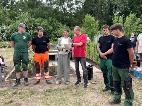 Bezirksstadträtin Dr. Saskia Ellenbeck (mitte) verkündet zusammen mit dem Praxisanleiter der Peter-Lenné-Berufsschule die Platzierungen. Links: das Gast-Team aus Osnabrück / rechts: die Azubis aus Charlottenburg-Wilmersdorf (Bild: Bezirksamt Tempelhof-Schöneberg)