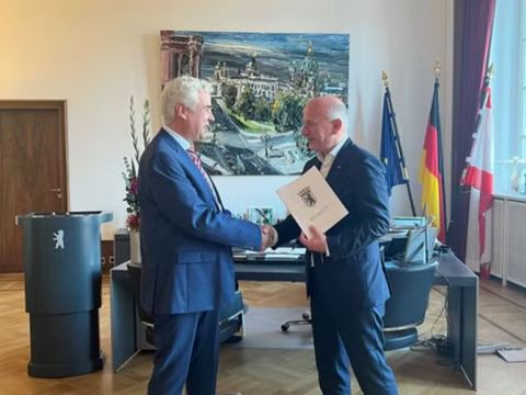Kai Wegner übergibt Edgar Kresin Urkunde