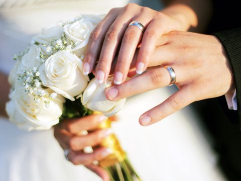 Hände eines Hochzeitpaares