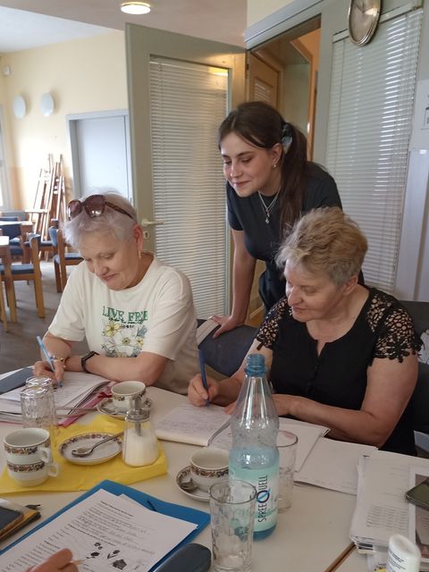 Alexandra und 2 Schülerrinnen beim Deutsch Unterricht