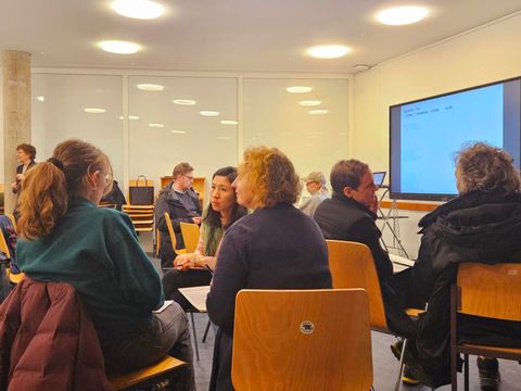 Gruppe von Menschen im Stuhlkreis