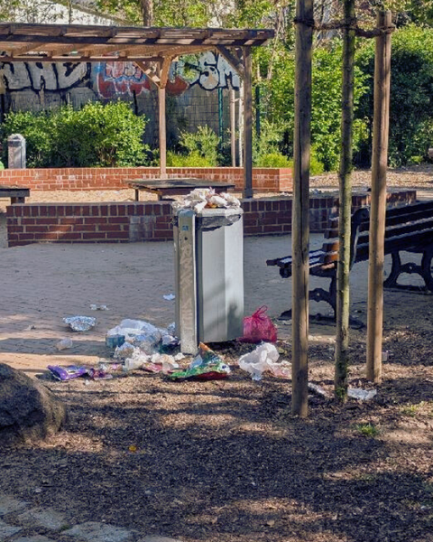 Foto eines Mülleimers in einem Park