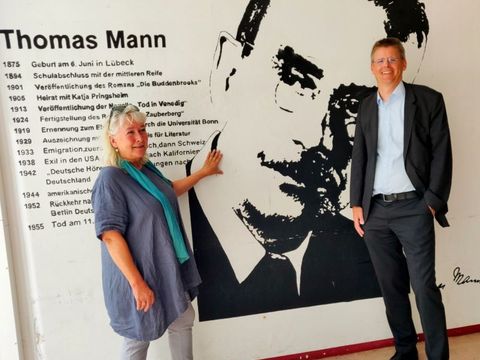 Schulamtsleiterin Simone Foryta (l.) und Schulstadtrat Tobias Dollase (parteilos, für CDU) beim Besuch der Sommerschule im Thomas-Mann-Gymnasium (Bild: BA Reinickendorf)