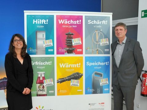 Vorstellung der Kampagne "Made in Marzahn-Hellersdorf" - Bezirksstadträtin Nadja Zivkovic und Dr. Oleg Peters vor der Übersicht der ersten sechs Motive