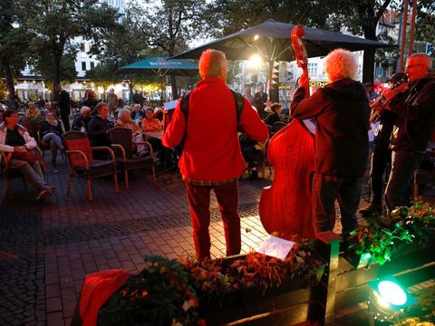Mit der Dämmerung wurden die Bands in stimmungsvolles Licht getaucht und es setzte eine ganz besondere Atmosphäre ein.