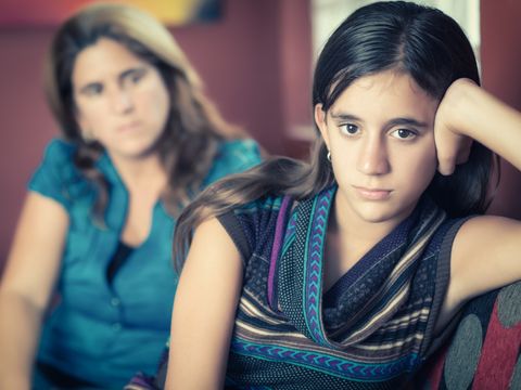 Rebellischer Teenager mit seiner Mutter