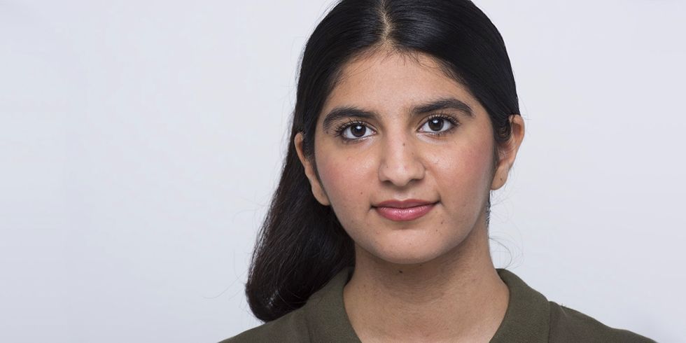 Junge Frau mit langen, schwarzen Haaren