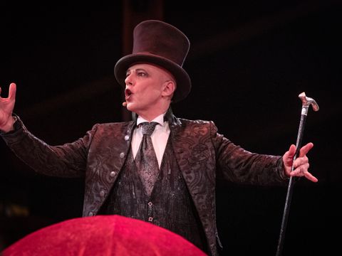 Zauberer Ully Loup mit Frack und Zylinder während einer Show