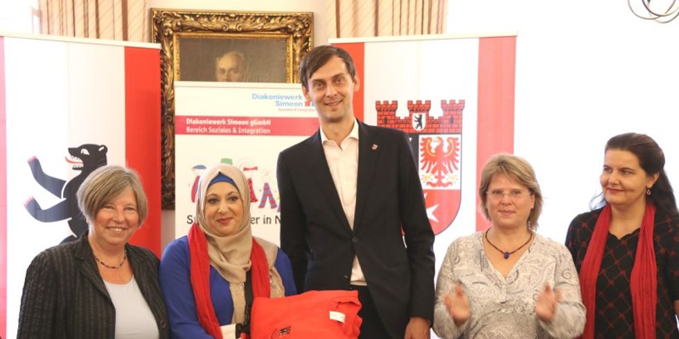 Mutter mit Senatorin und Bezirksbürgermsiter