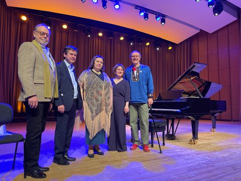 v.l.nr. Hansjörg Behrendt vom Vorstand von „Willkommen n Reinickendorf e.V., Bezirksbürgermeister Uwe Brockhausen, Pianistin Daria Marshinina, Pianistin Maria Narodytska, Organisator Patrick Eichenberger (Bild: Mariya Makarova)