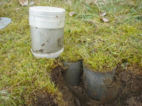 Entnahme einer Bodenprobe an einem Messpunkt. (Bild: SenMVKU)