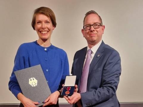 Bundesverdienstordenträgerin und Bezirksbürgermeister Igel