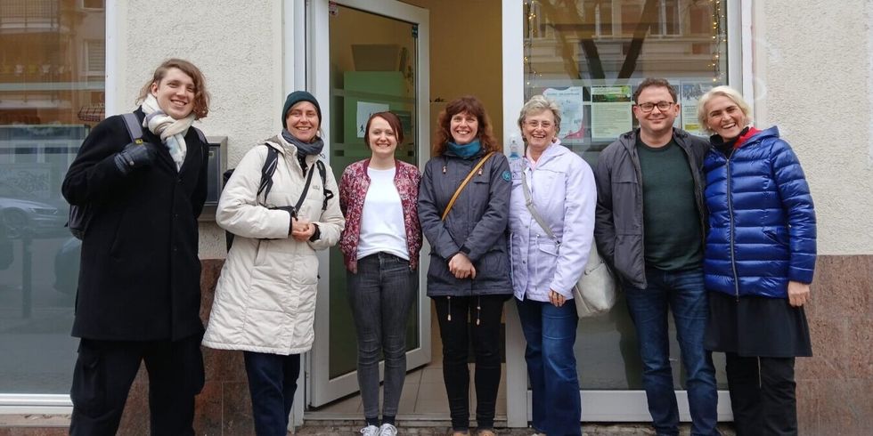 Zu Besuch im neuen Büro des Netzwerks Leben im Kiez in Schöneweide (v.l.n.r.) Ezri Köppen, Silke Hüper, Rahel Goedecke, Claudia Heß, Kathrin Hinze, Christian Altmann und Ines Schilling