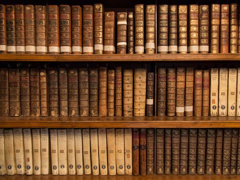 Alte Bücher in einem Regal