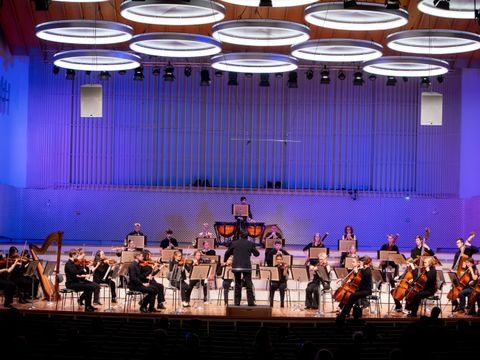 Sinfonie-Orchester auf Bühne
