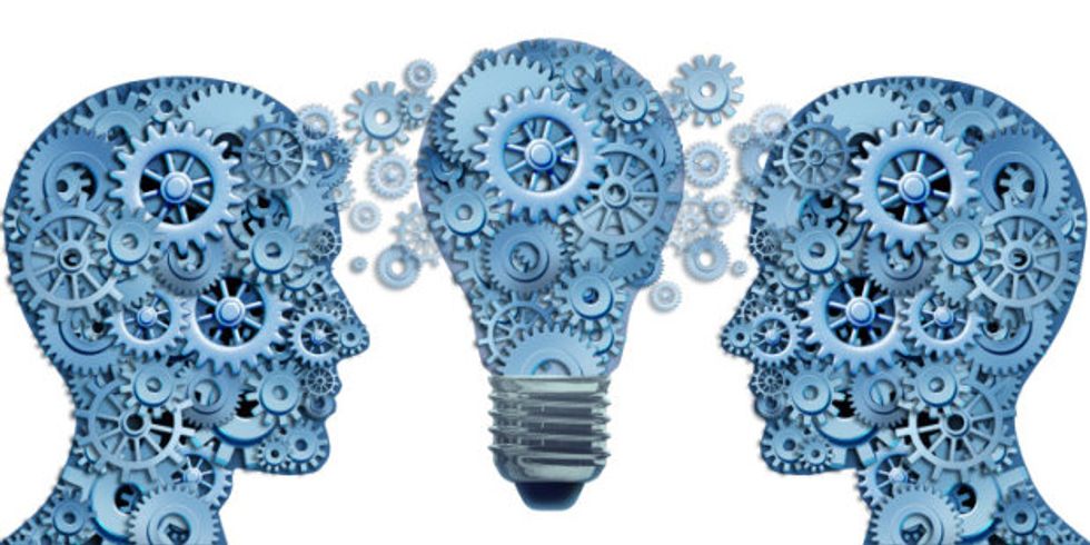 Grafik von 2 Köpfen mit einer Glühbirne und Zahnrädern