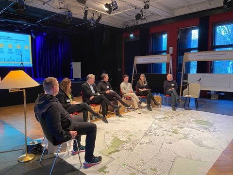 diskutierende Personen im Stuhlkreis
