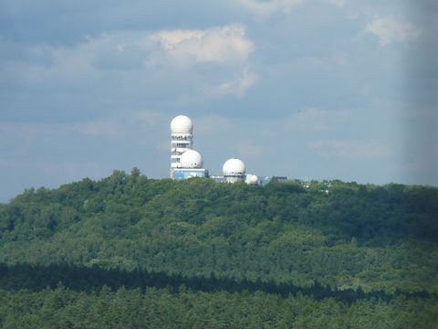 Blick vom Grunewaldturm zum Teufelsberg, 14.7.2012, Foto: KHMM
